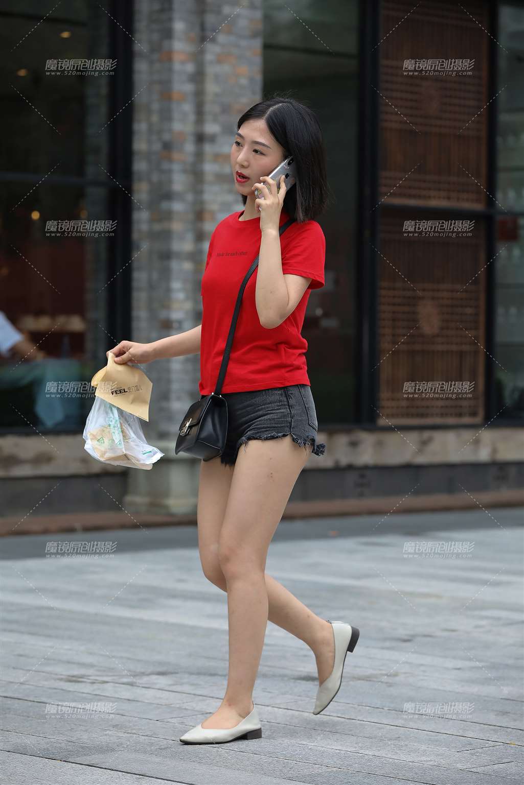 图片[1]-眉清目秀，热裤大白腿美眉-街拍流行馆