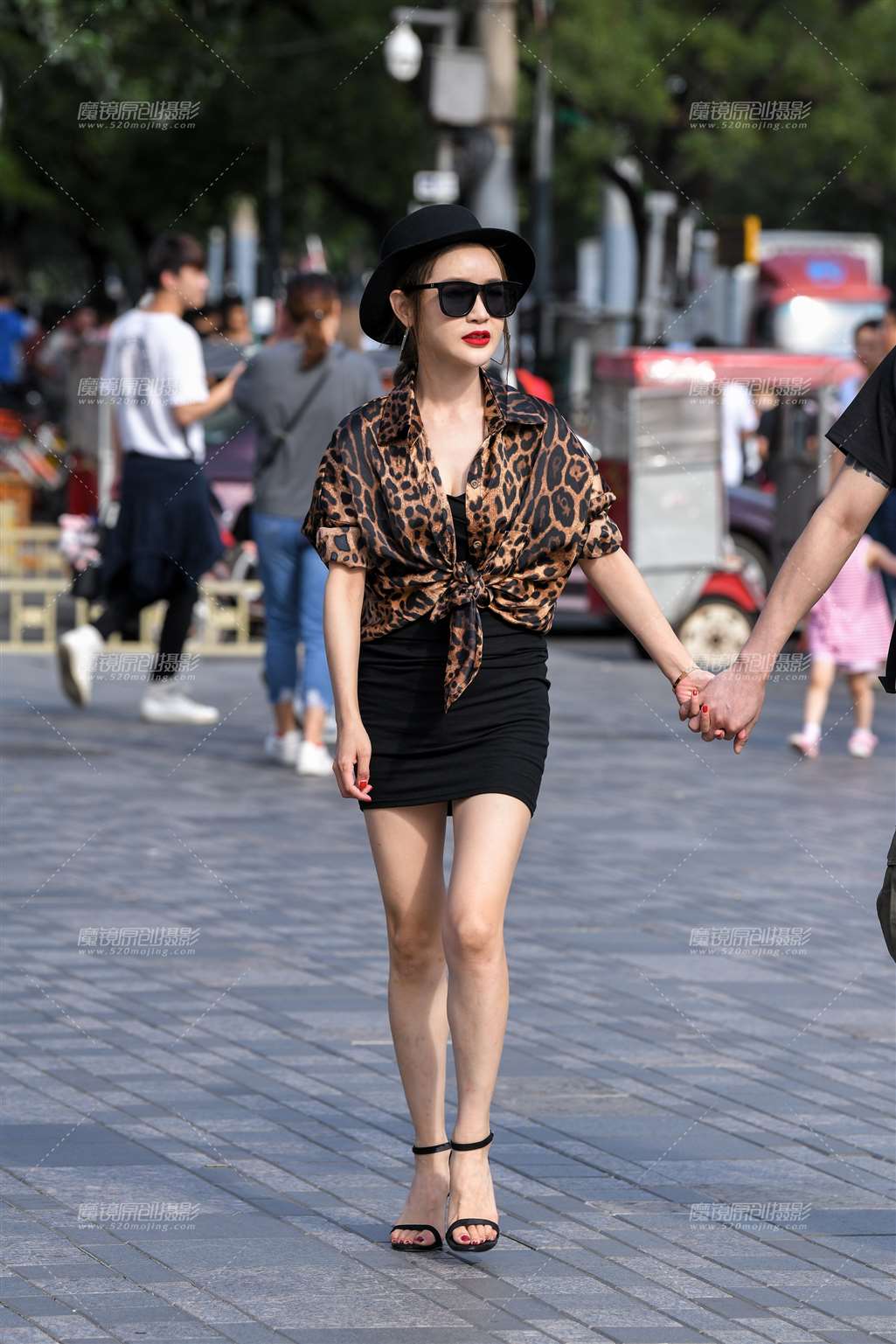 图片[1]-包臀裙高跟鞋玲珑美女-街拍流行馆