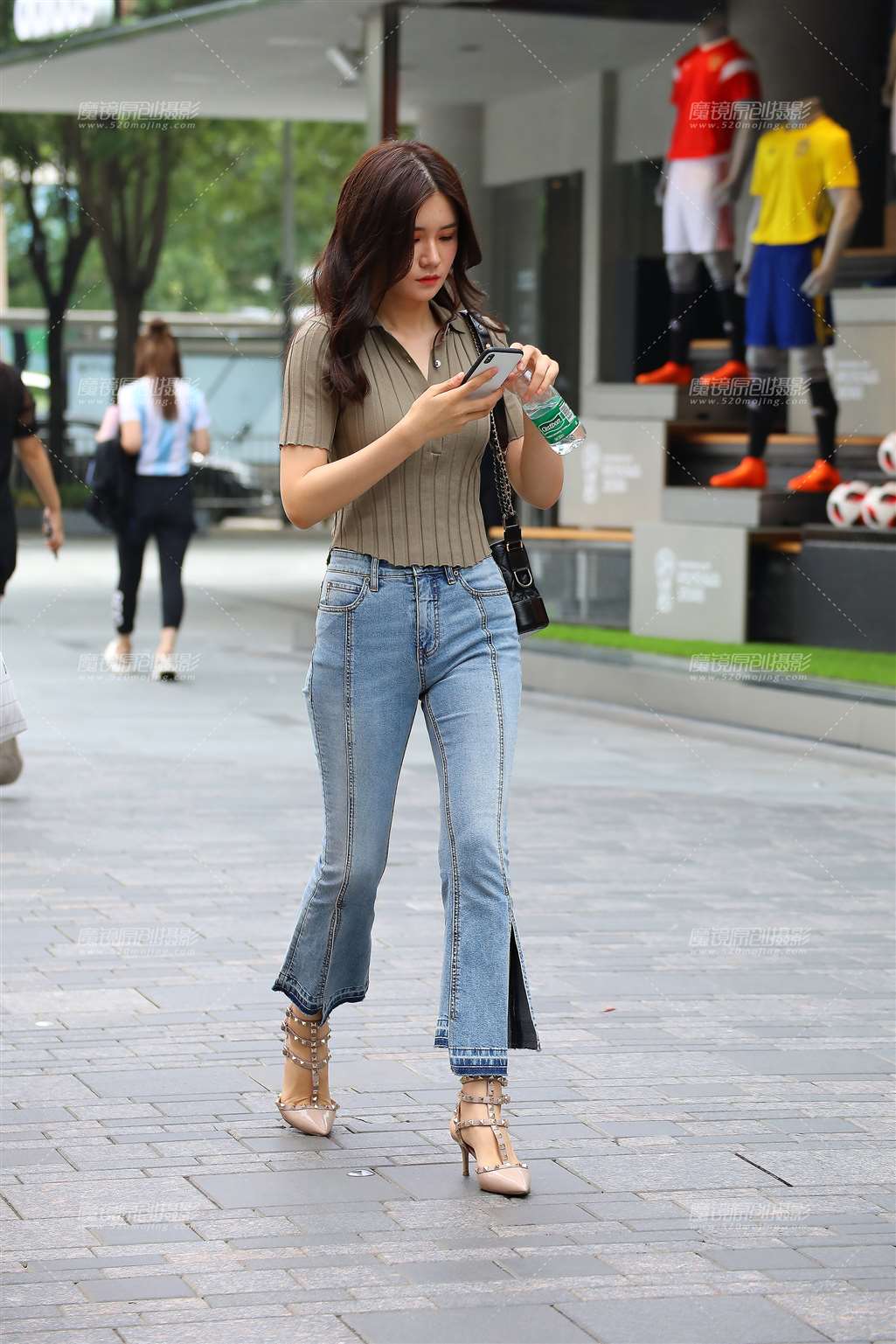 图片[1]-复古紧牛翘臀喇叭裤美女-街拍流行馆