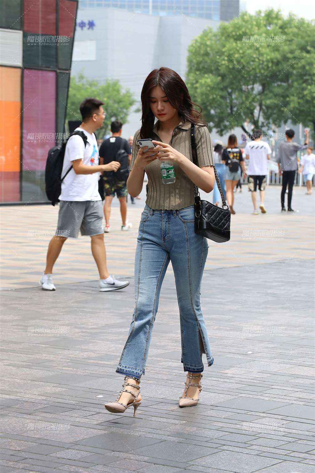 图片[4]-复古紧牛翘臀喇叭裤美女-街拍流行馆