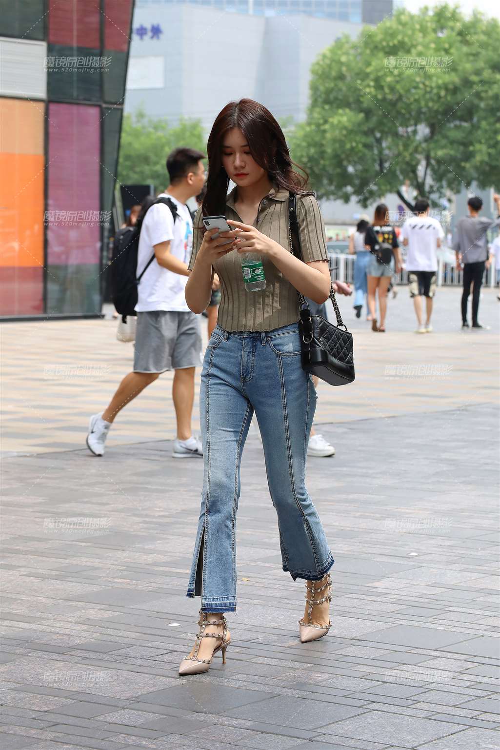 图片[5]-复古紧牛翘臀喇叭裤美女-街拍流行馆