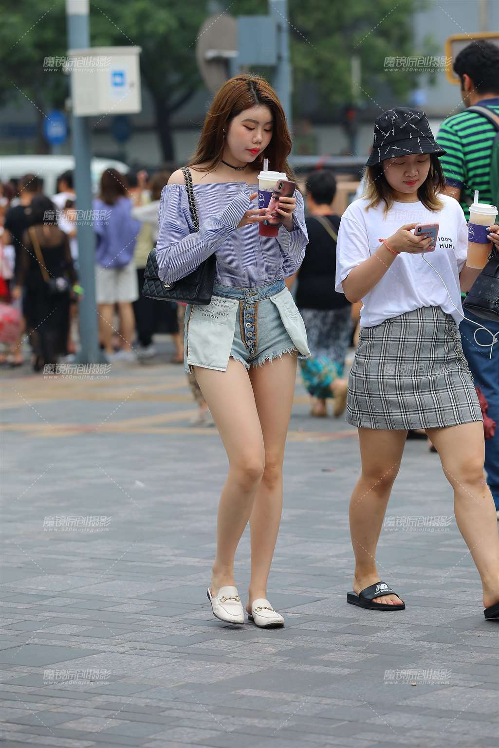 图片[4]-反转穿的热裤长腿美眉-街拍流行馆
