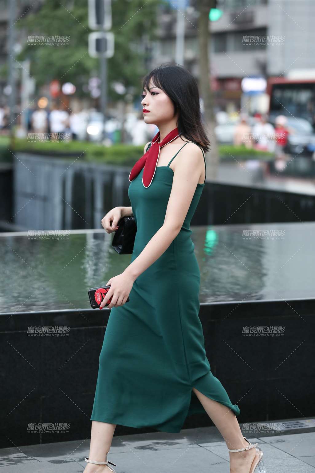 图片[1]-绿色长裙**-街拍流行馆