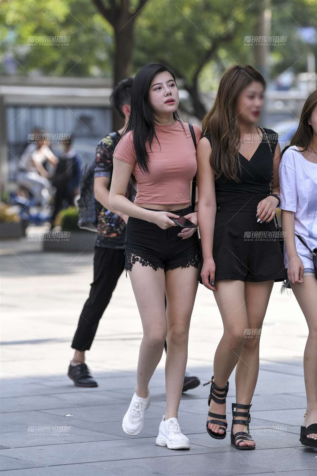 图片[1]-丰满热裤长腿美女-街拍流行馆