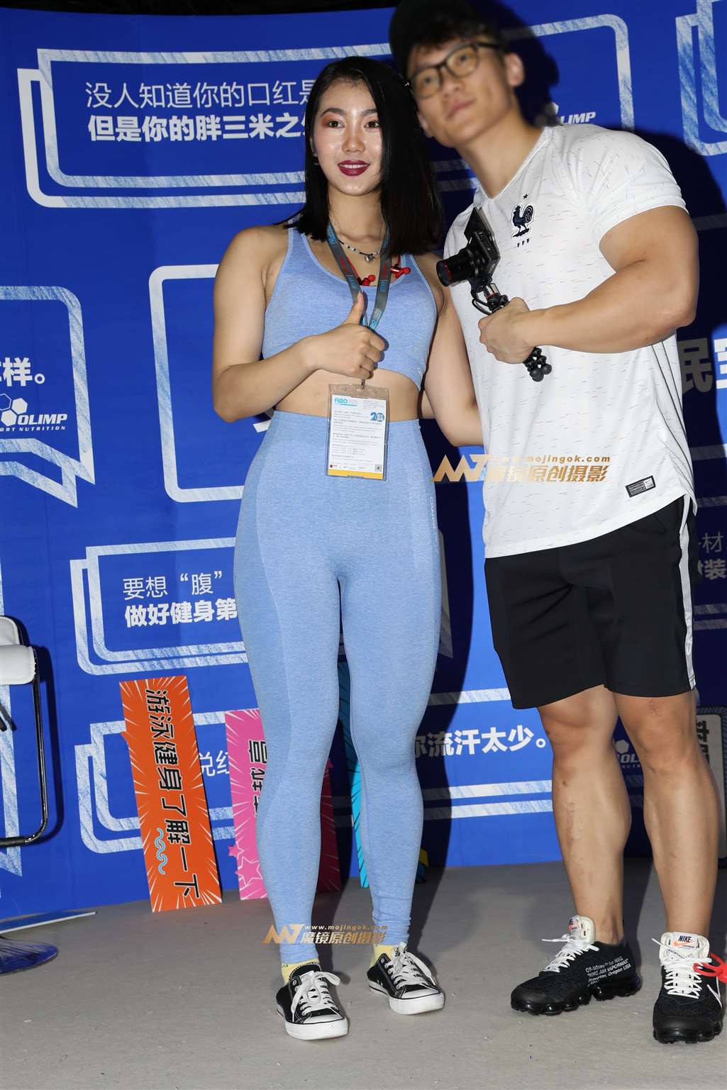 图片[1]-蓝色瑜伽裤美女-街拍流行馆