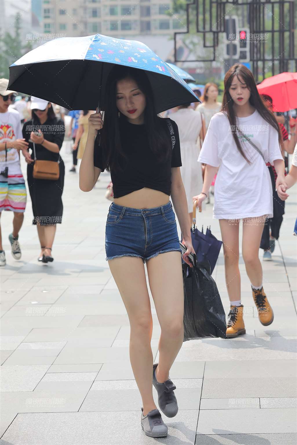 图片[1]-热裤小妹-街拍流行馆