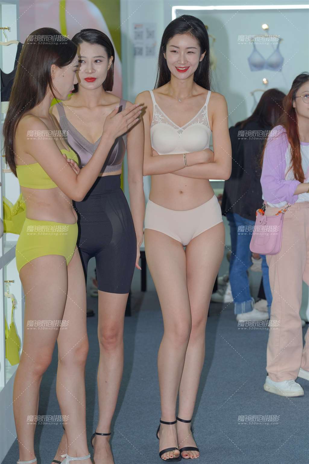 图片[1]-美腿小姐姐-街拍流行馆