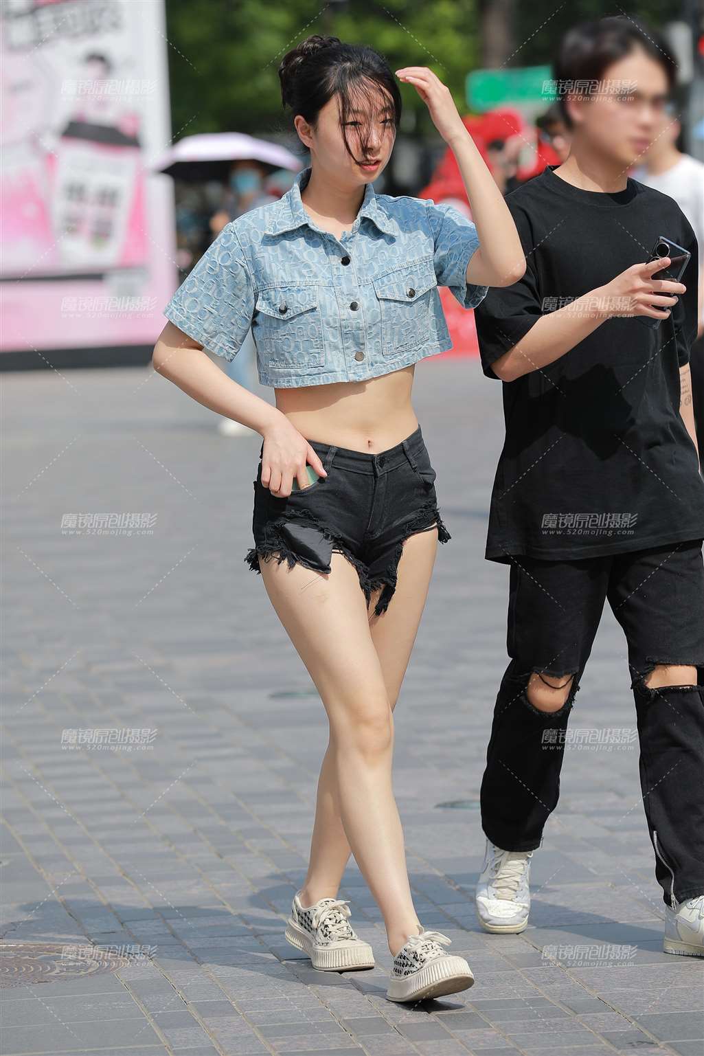 图片[4]-【玻璃街拍】黑色热裤女友-街拍流行馆