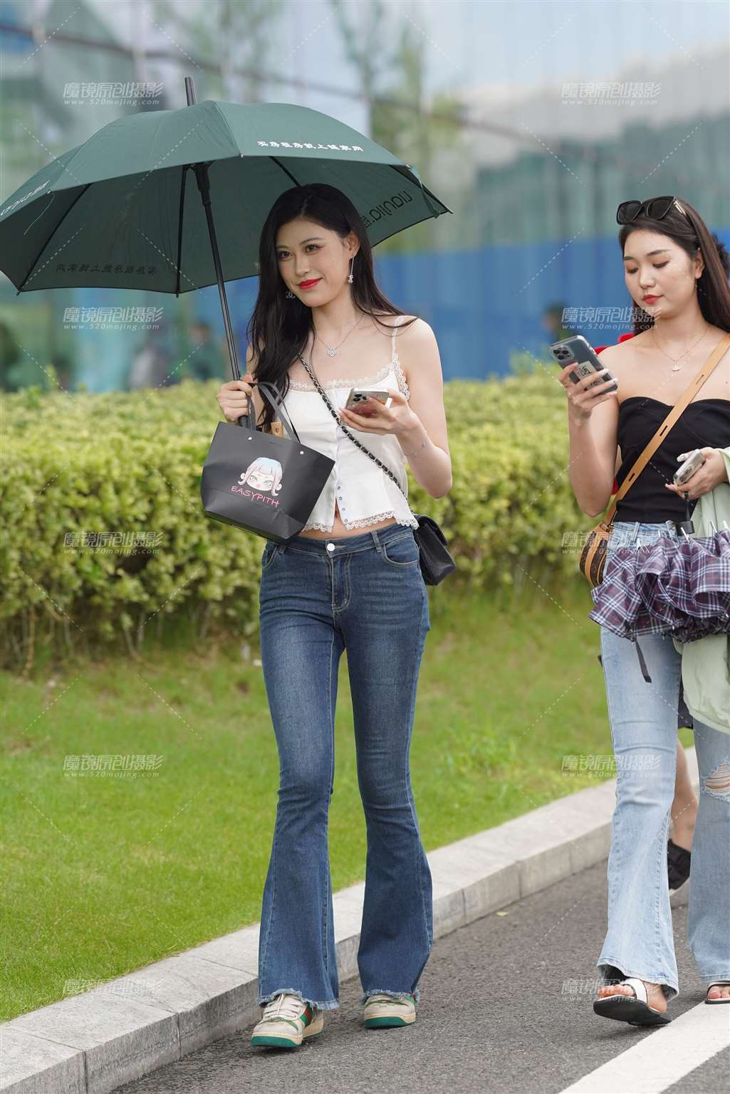 图片[1]-紧牛美眉 笑靥如花-街拍流行馆