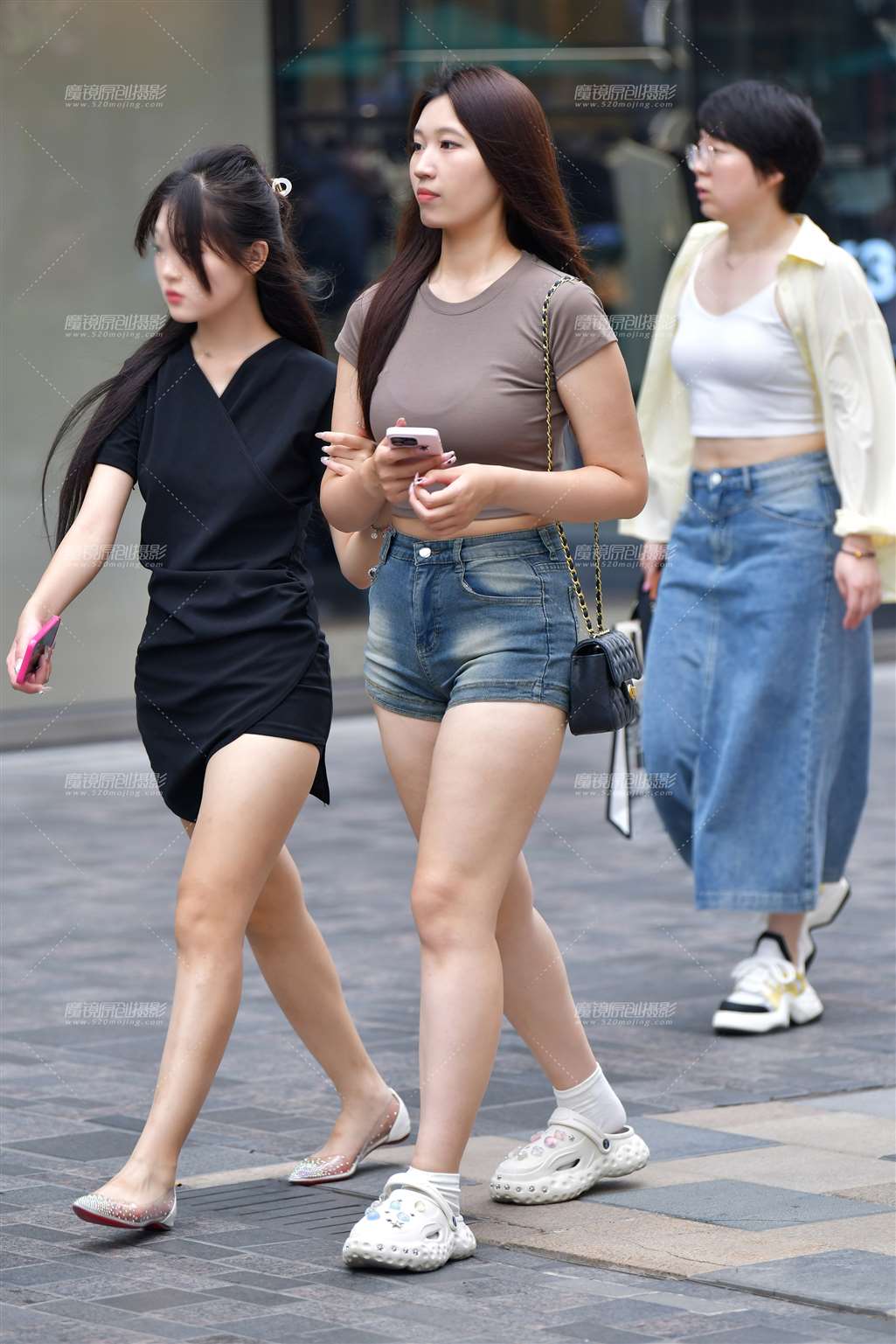 图片[1]-微微丰腴牛仔热裤美女-街拍流行馆