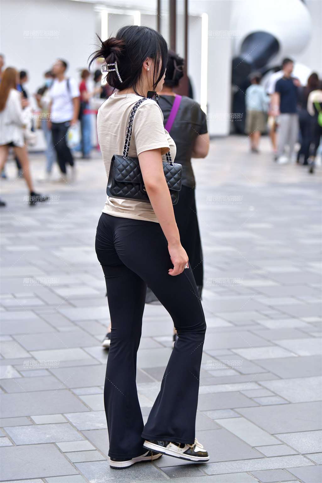 图片[2]-换个发型紧身裤美女-街拍流行馆