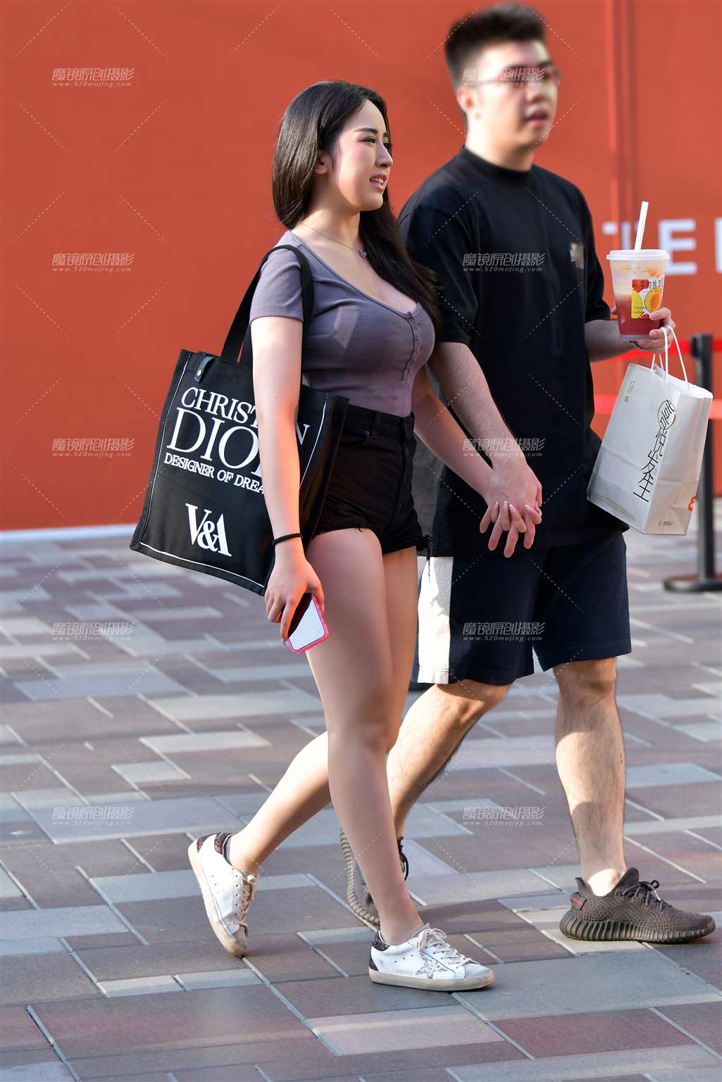 图片[5]-弯弯秀发黑热裤美女-街拍流行馆