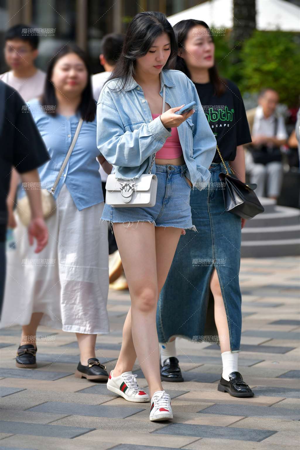 图片[1]-牛仔热裤素颜美女-街拍流行馆