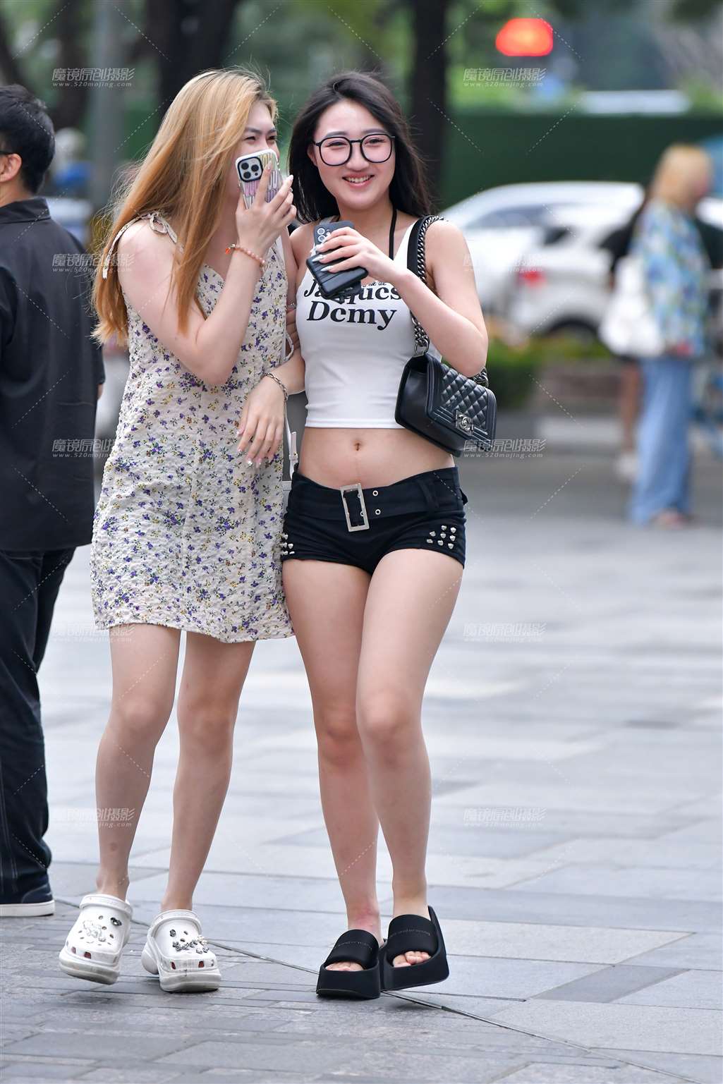 图片[1]-开心热裤闺蜜美女-街拍流行馆