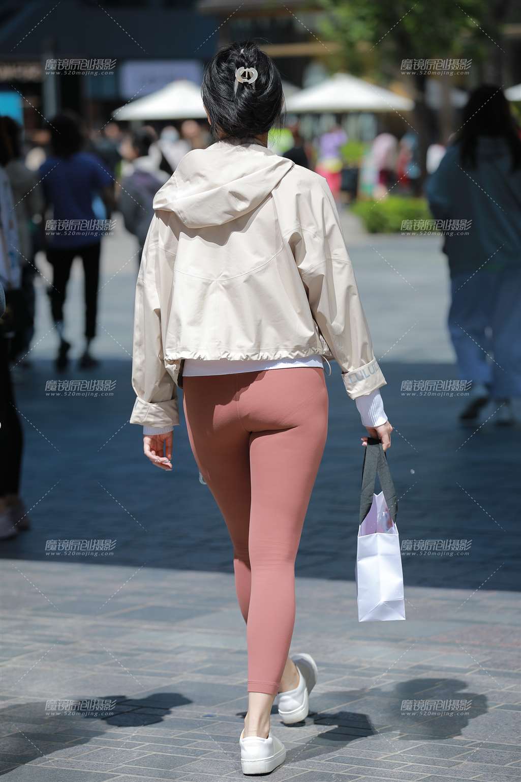 图片[2]-【玻璃街拍】紧身健身裤辣妈-街拍流行馆