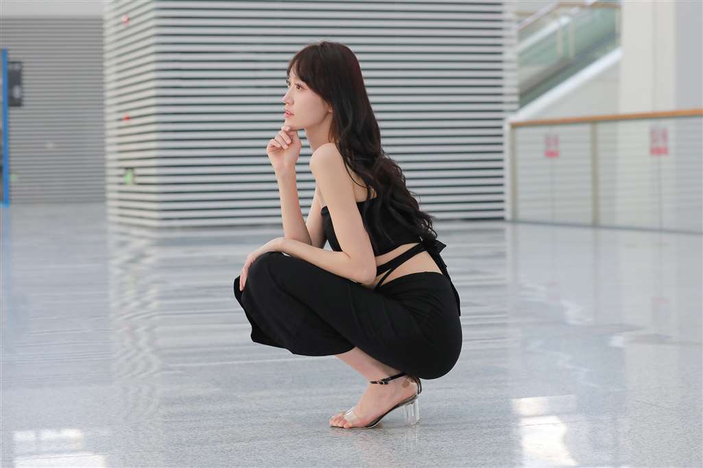 图片[1]-【玻璃街拍】黑色连衣裙小姐姐-街拍流行馆
