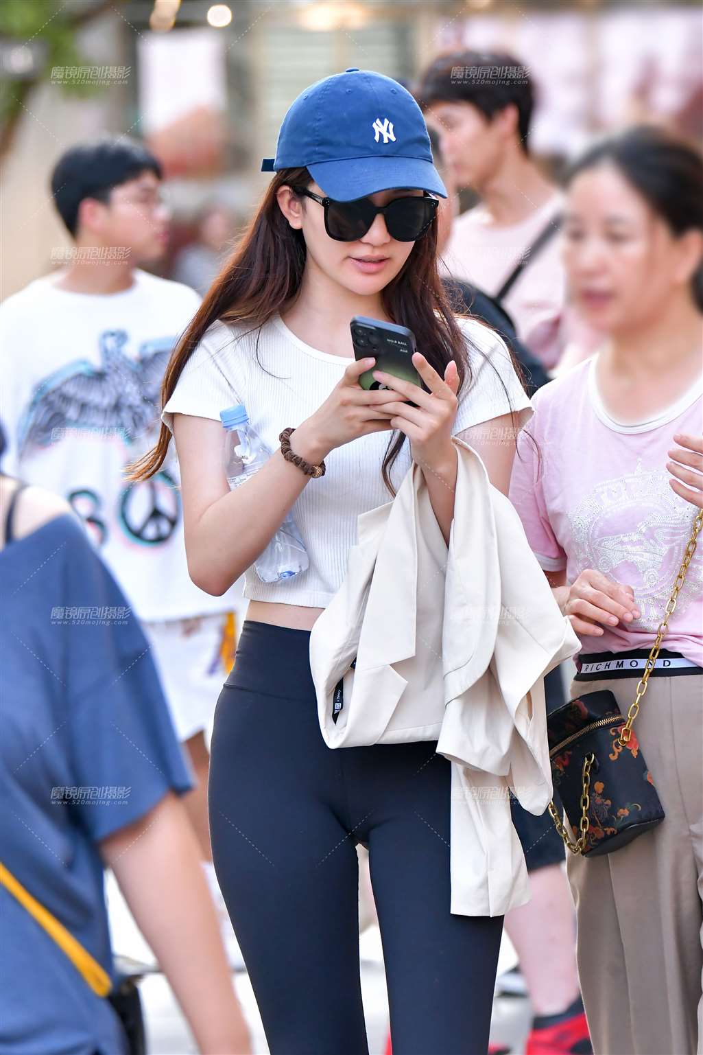 图片[4]-甜美苗条紧身裤美女-街拍流行馆