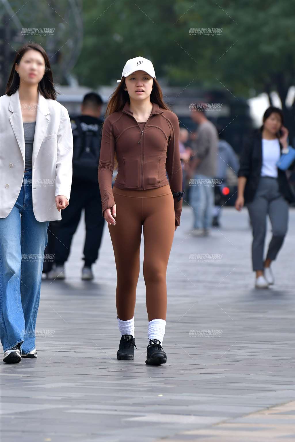 图片[5]-咖色高挑紧身裤美女-街拍流行馆
