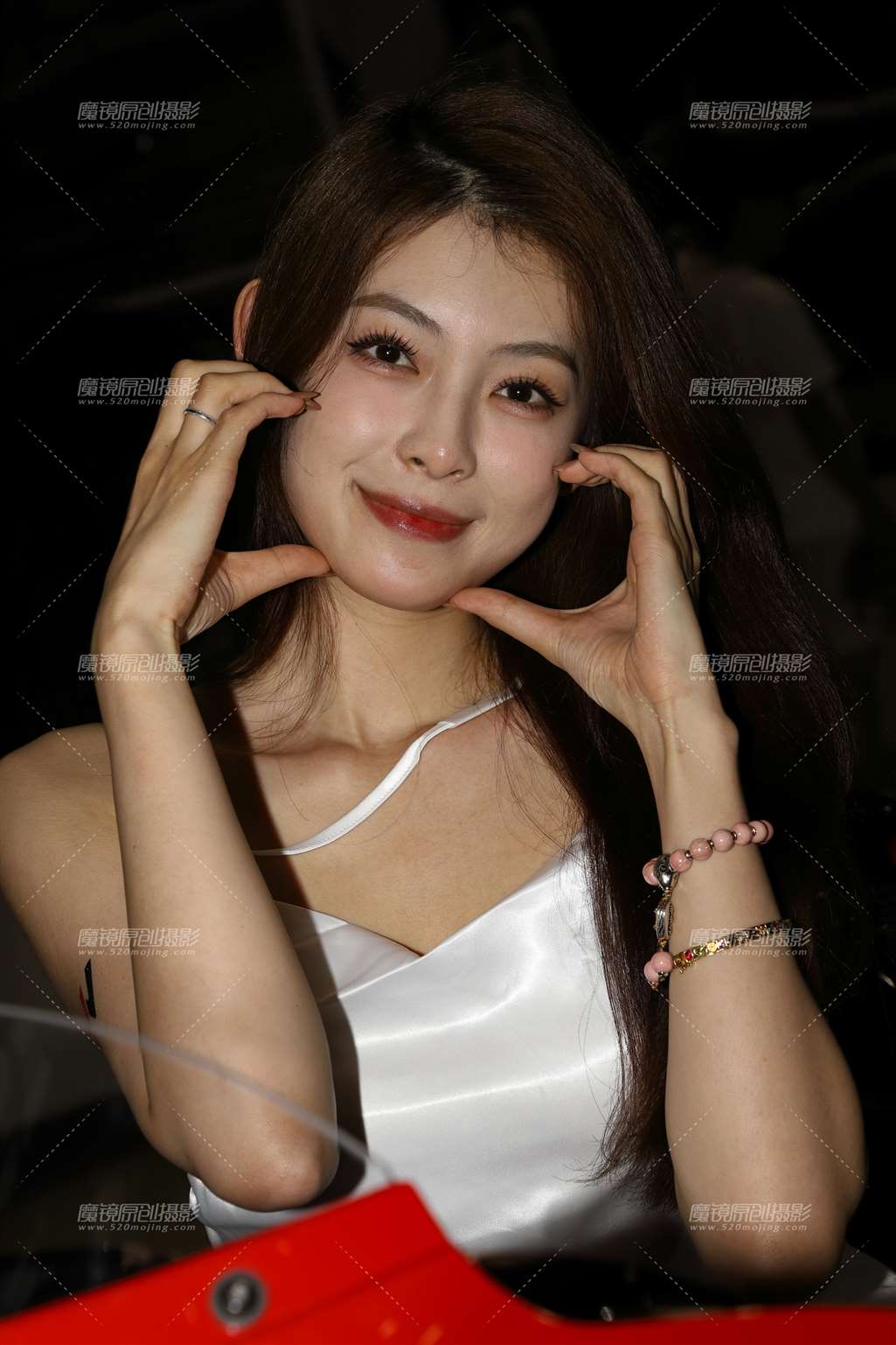 图片[1]-白色露脐短裙 俏皮-街拍流行馆