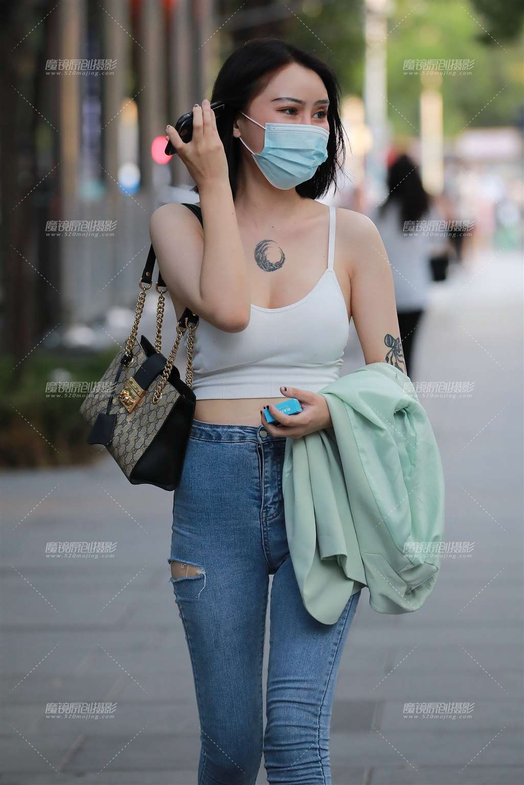 图片[1]-【玻璃街拍】蓝牛美女-街拍流行馆