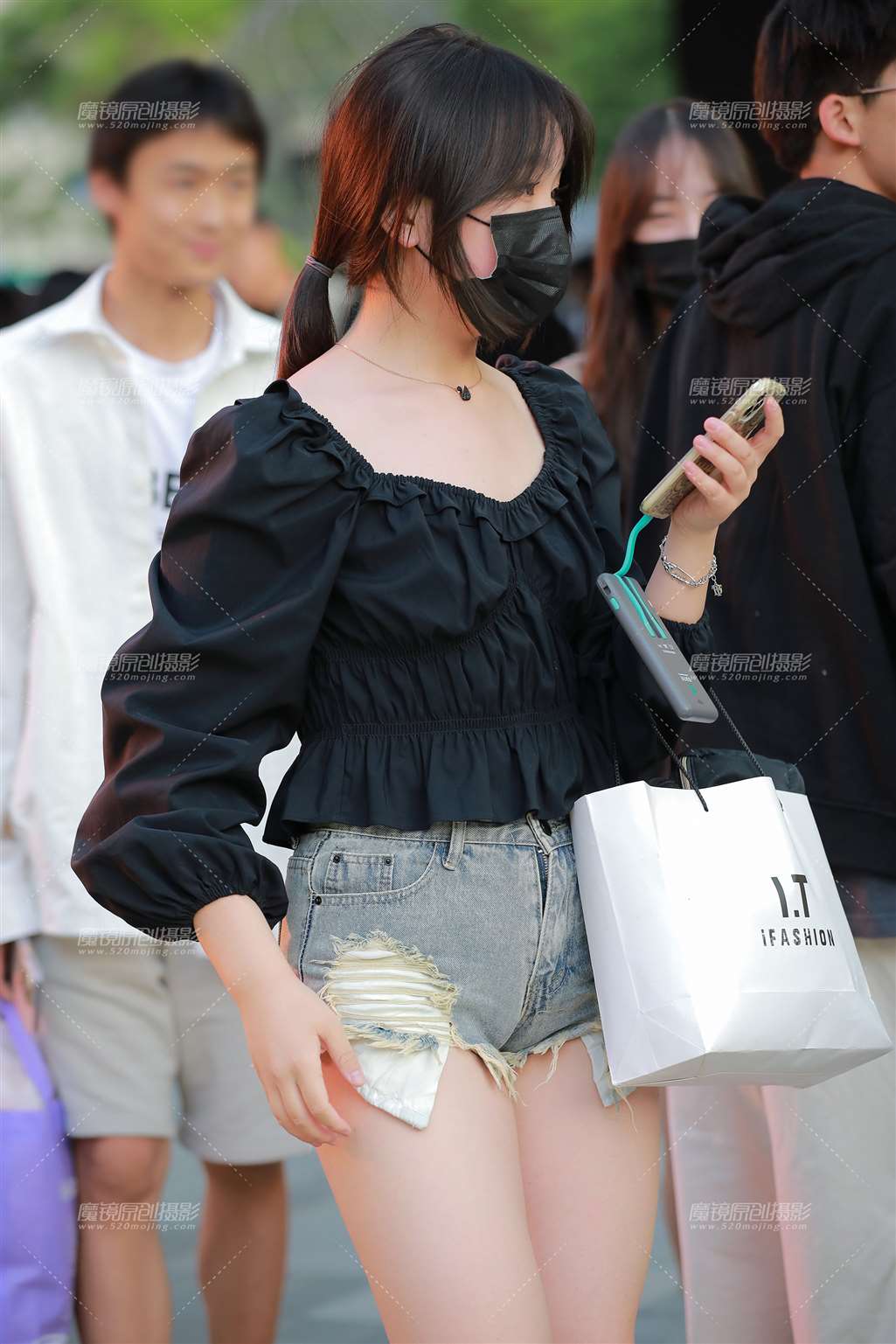 图片[1]-【玻璃街拍】牛仔热裤小妹-街拍流行馆