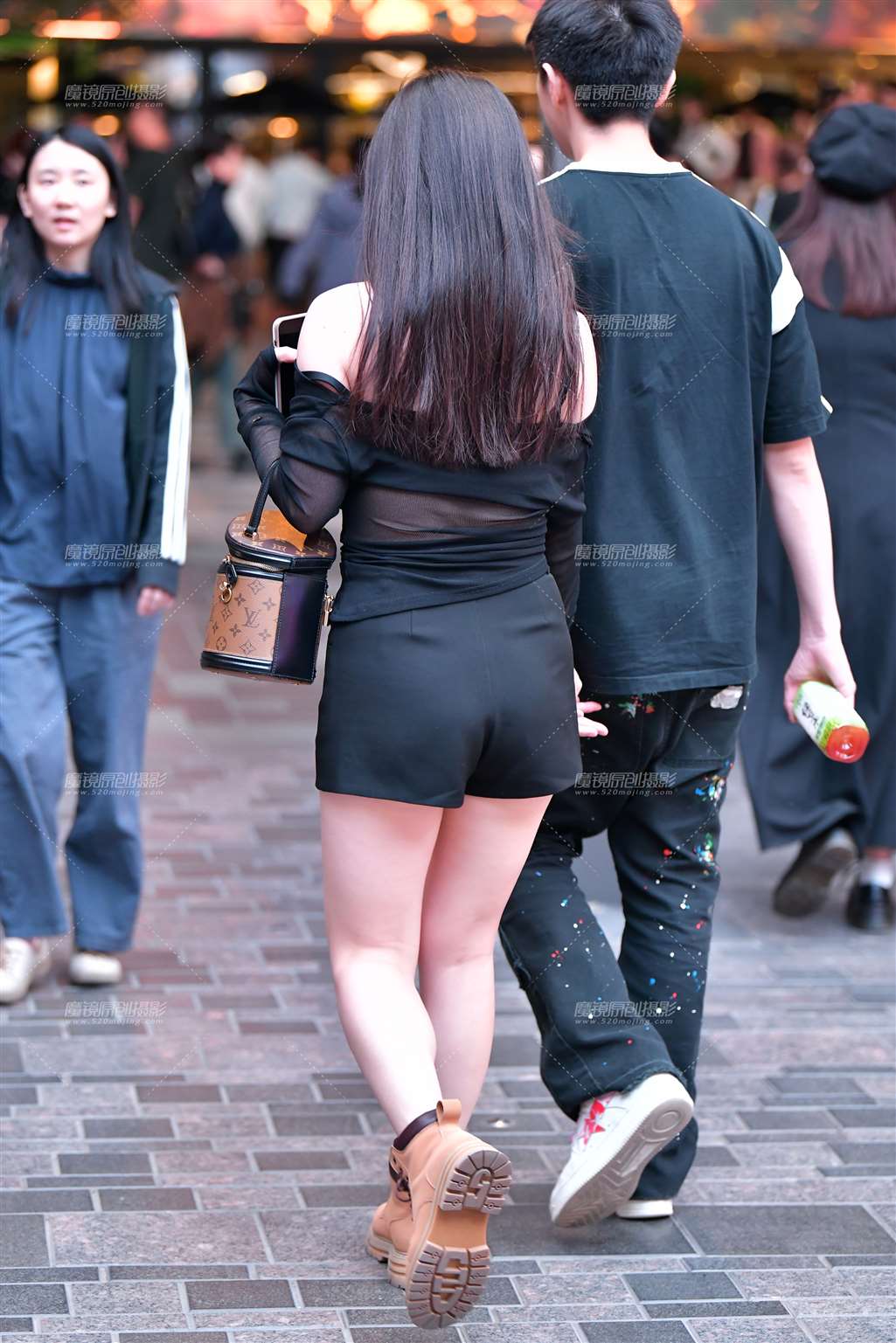 图片[2]-偶遇纱衫热裤美女-街拍流行馆
