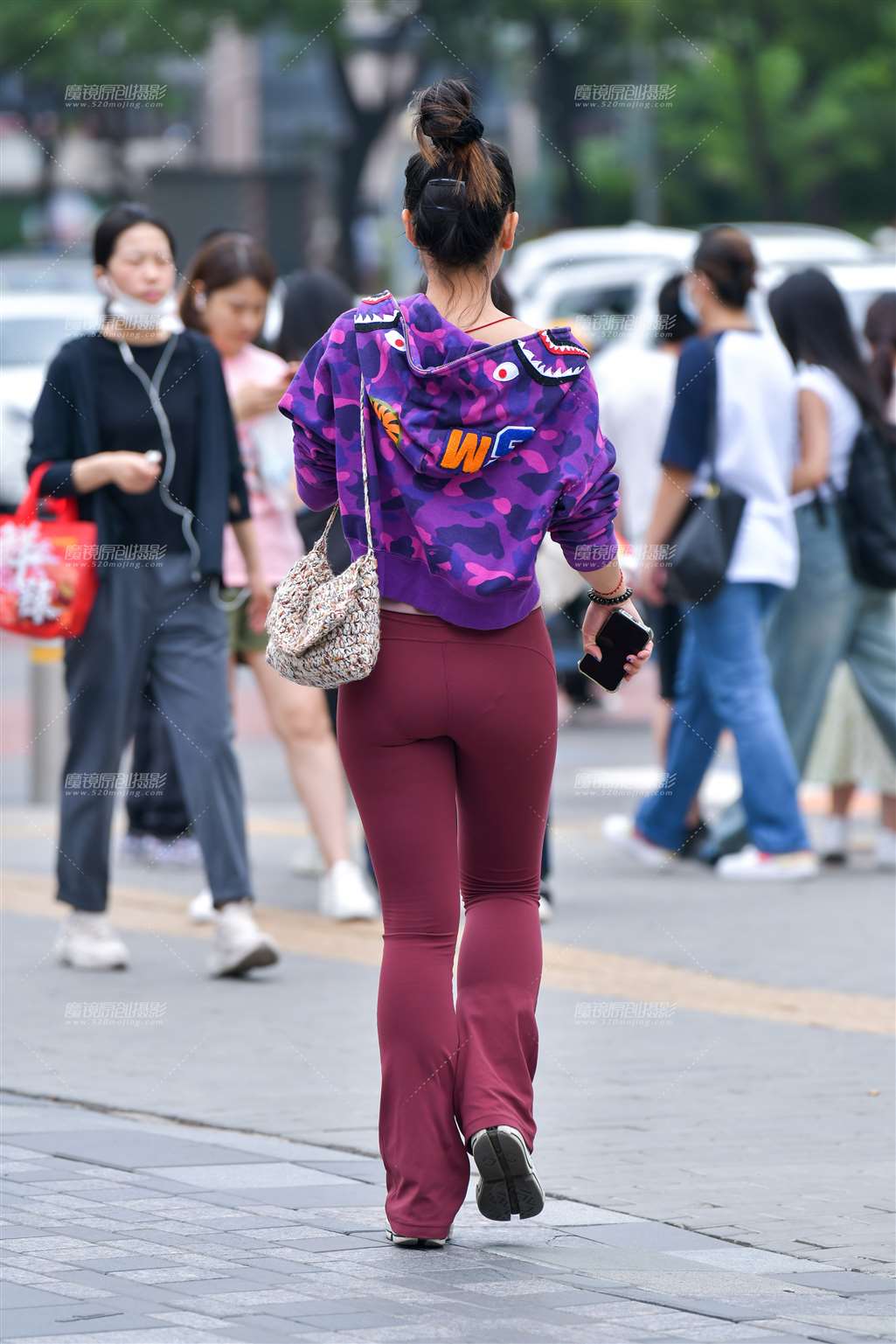 图片[2]-蓝指甲红紧身裤美女-街拍流行馆