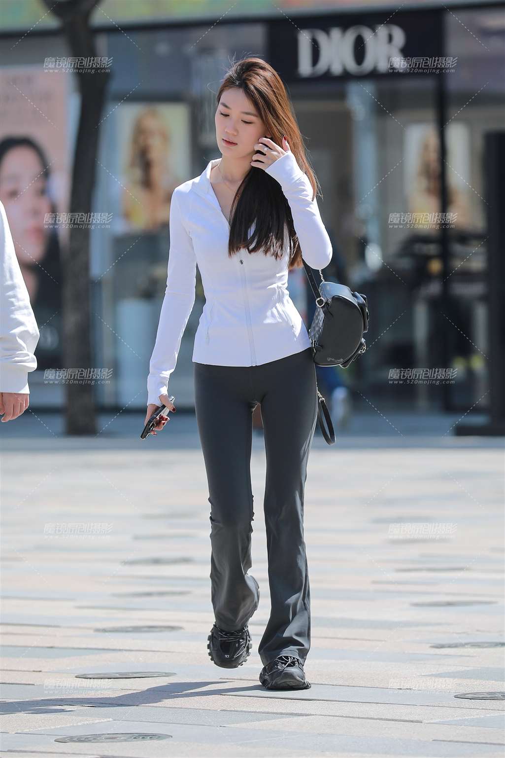 图片[3]-紧身瑜伽裤美女-街拍流行馆
