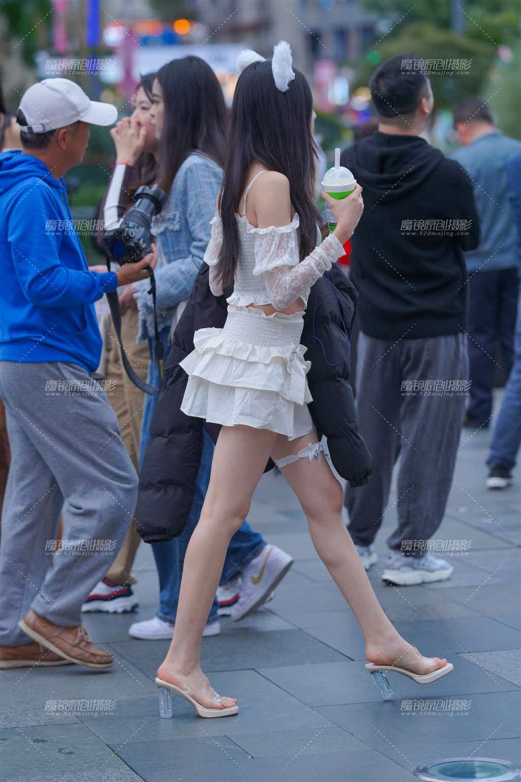 图片[3]-美腿小白裙-街拍流行馆