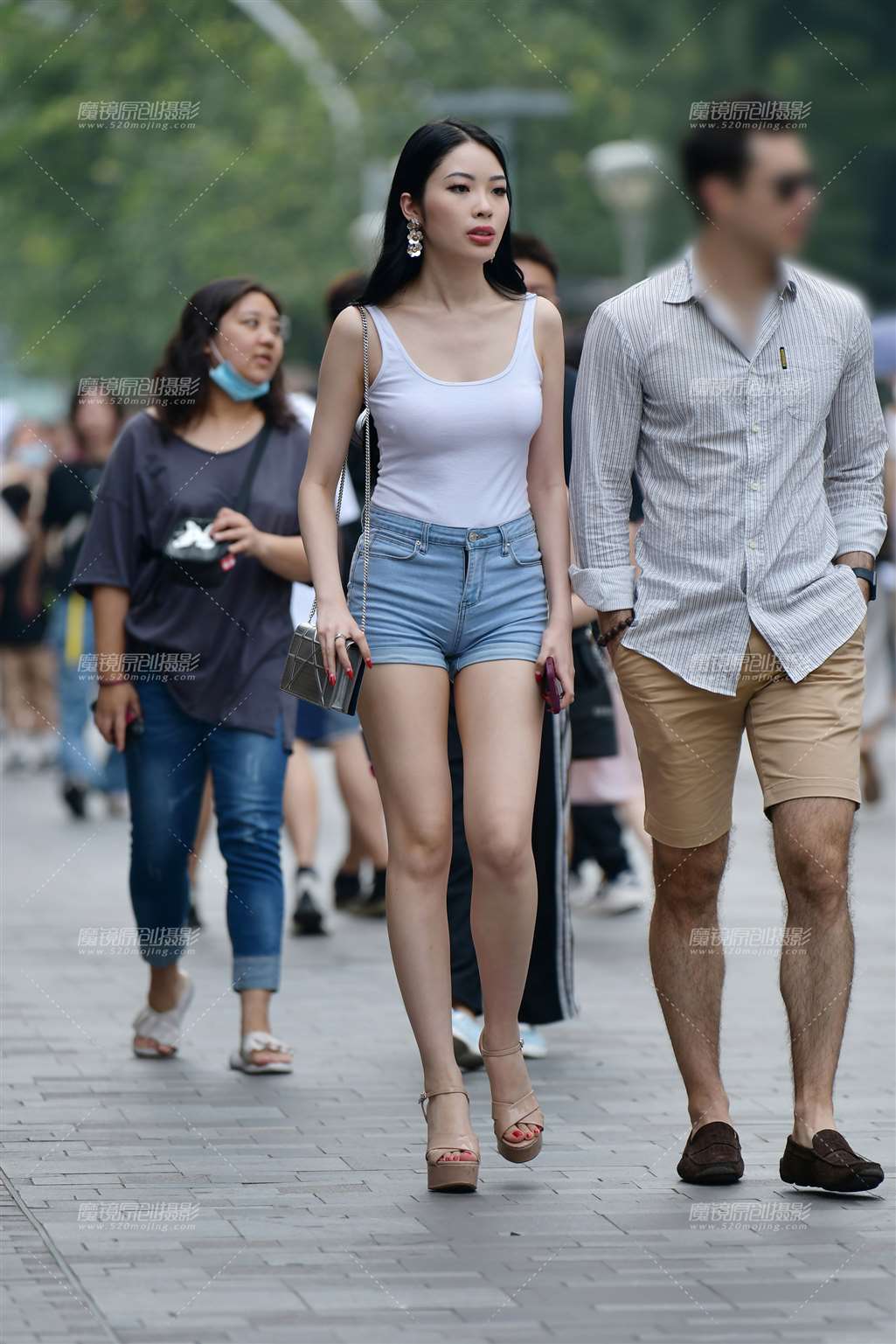 图片[1]-红指甲气质热裤美女-街拍流行馆