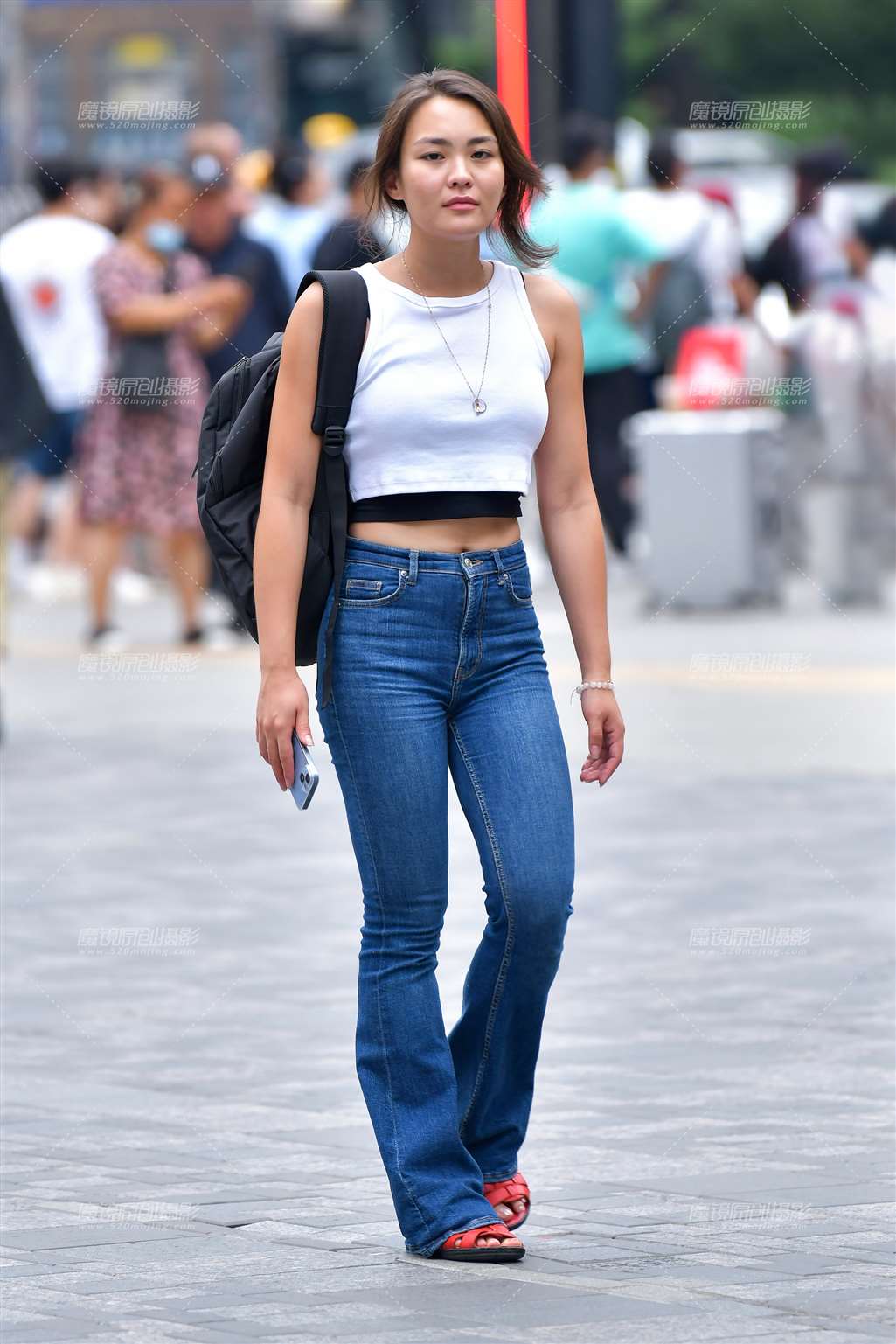 图片[1]-藏蓝牛仔裤美女-街拍流行馆