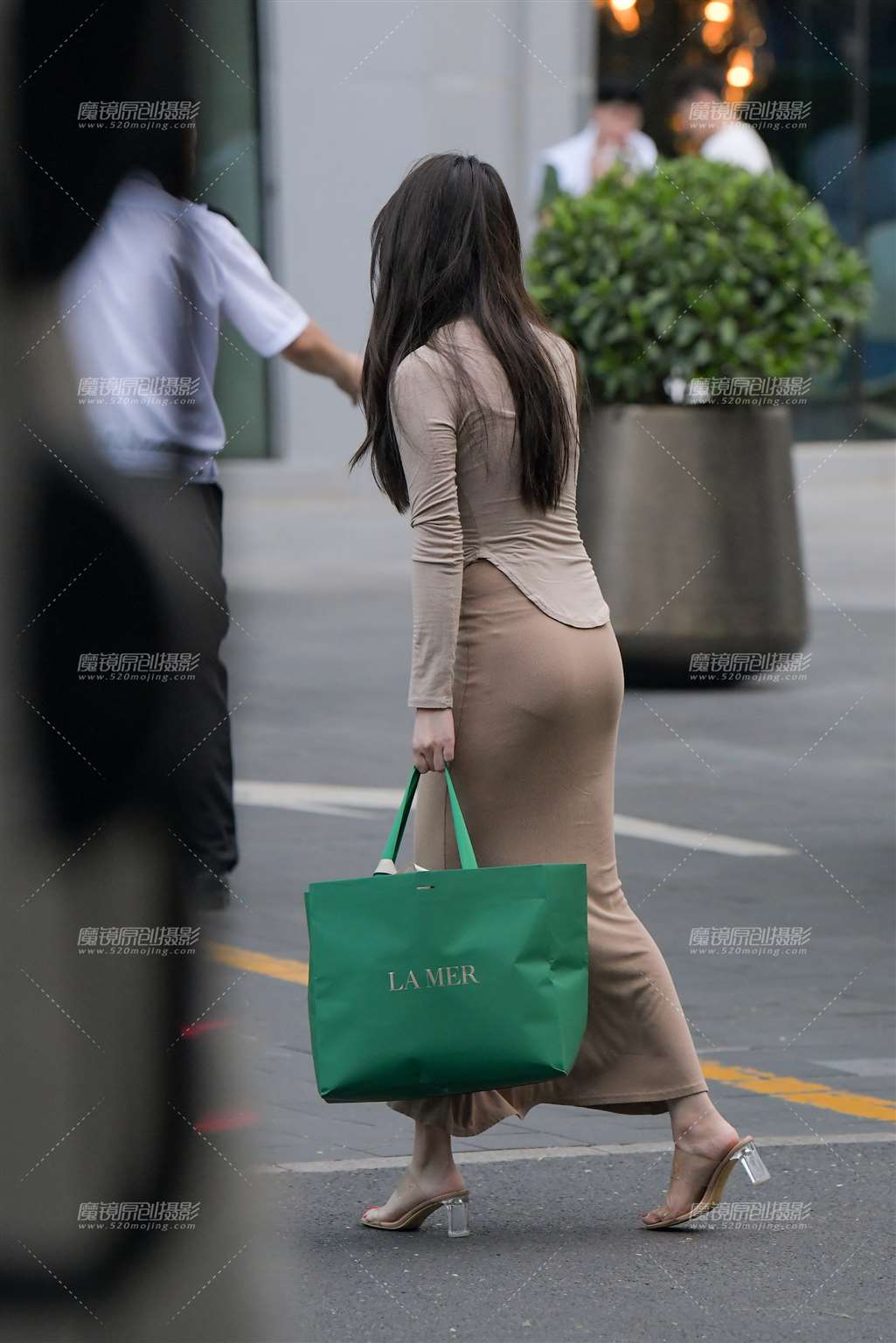 图片[3]-等车-街拍流行馆