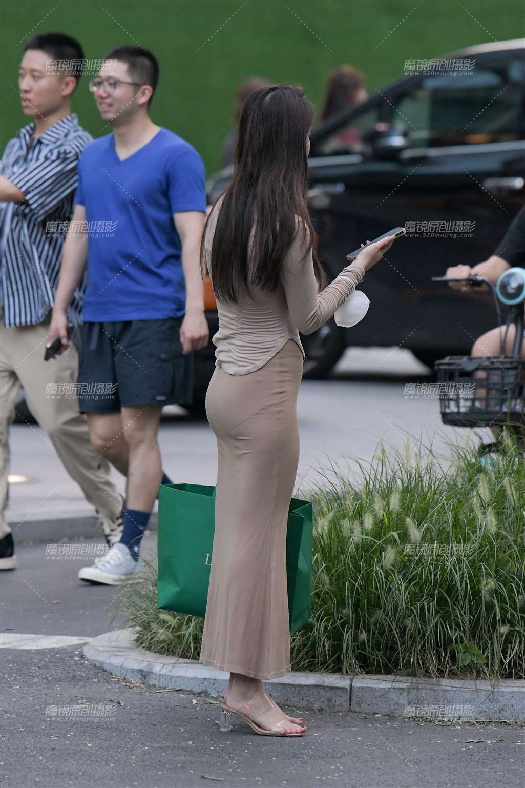 图片[2]-等车-街拍流行馆