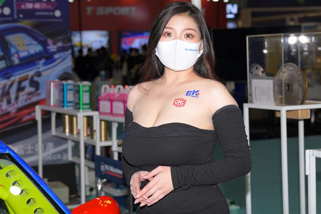 图片[2]-抹胸黑裙-街拍流行馆