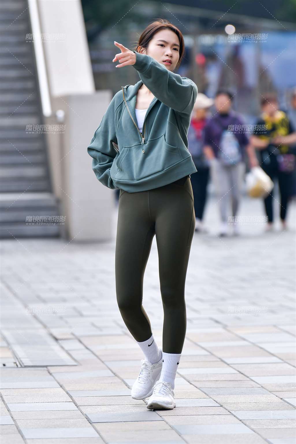 图片[1]-深绿长腿紧身裤美女-街拍流行馆