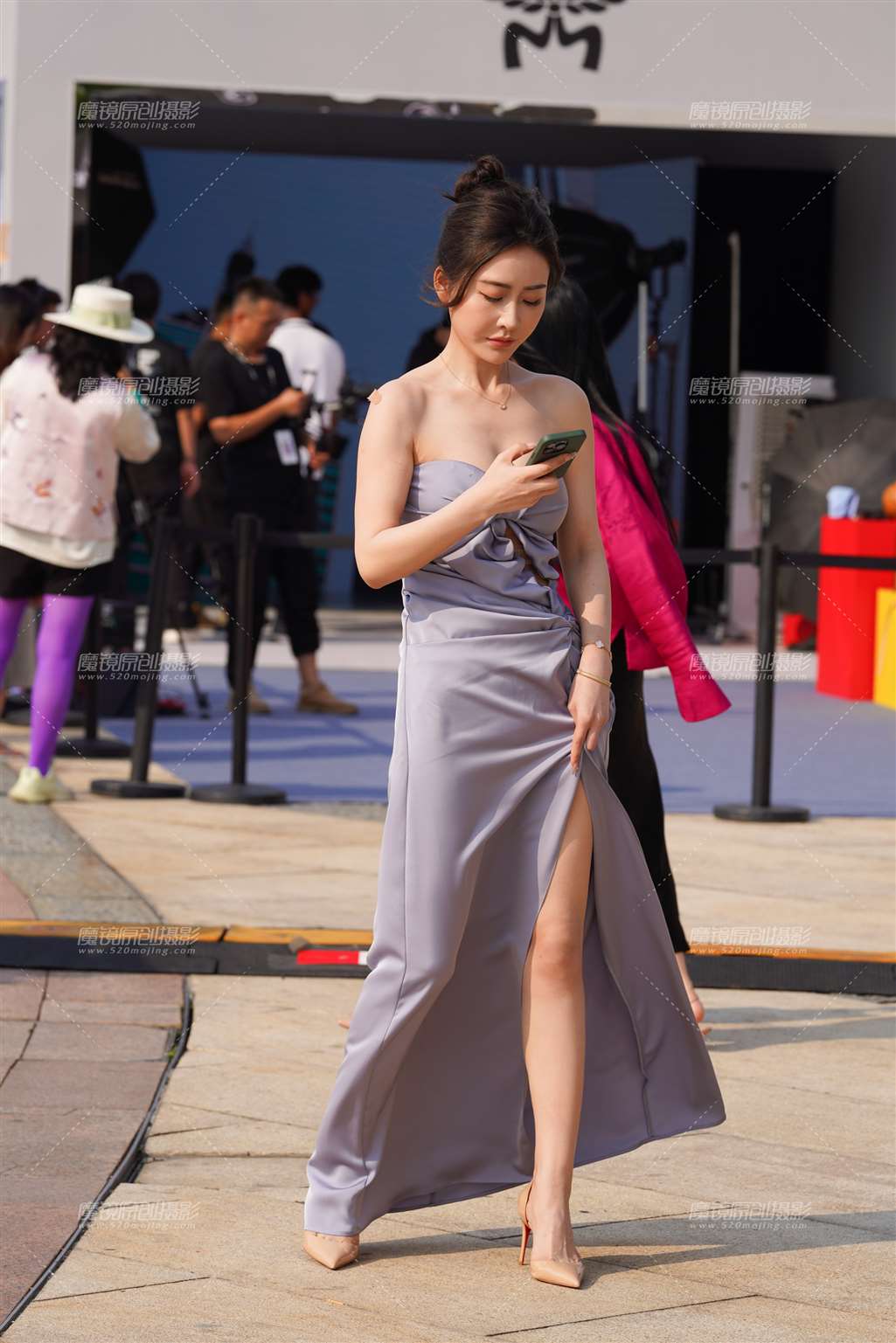 图片[1]-抹胸美女-街拍流行馆