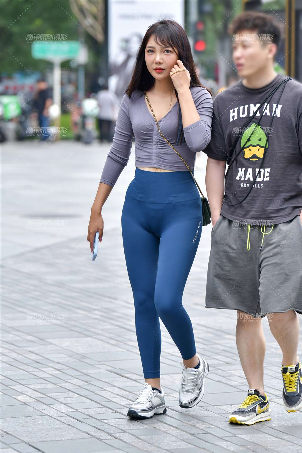 图片[1]-蓝色紧身裤美女-街拍流行馆
