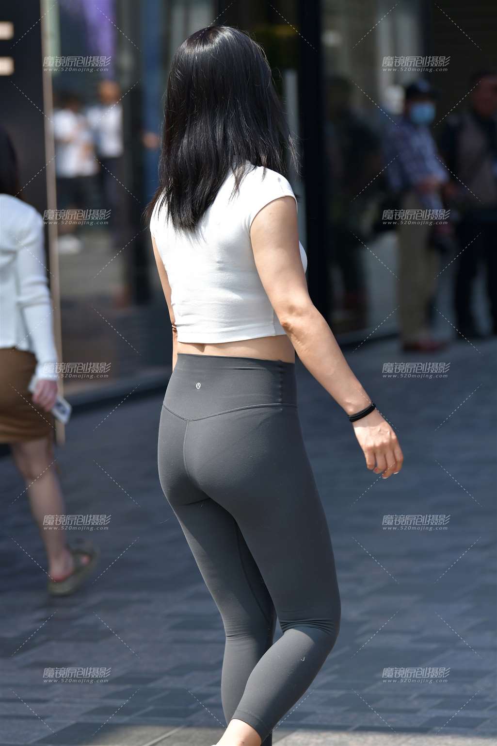 图片[3]-白色短袖紧身裤美女-街拍流行馆