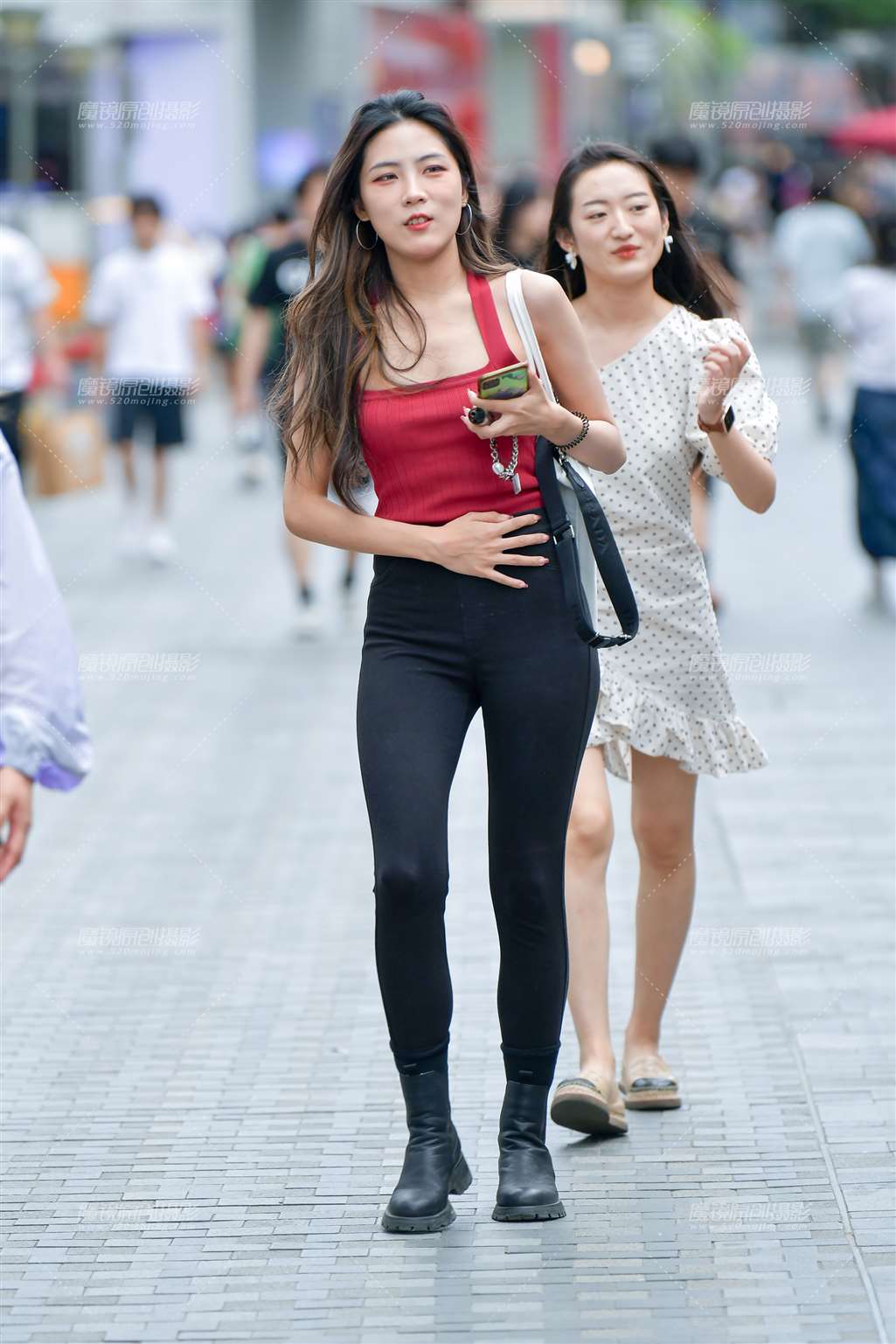 图片[4]-红色吊带紧身裤美女-街拍流行馆