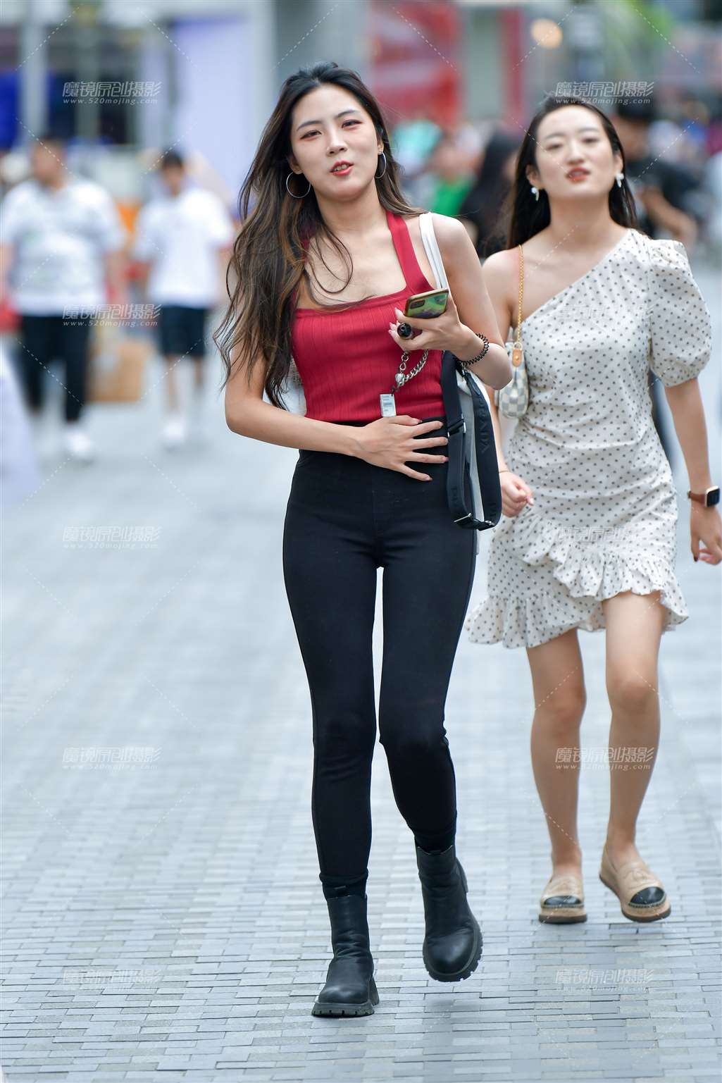 图片[5]-红色吊带紧身裤美女-街拍流行馆