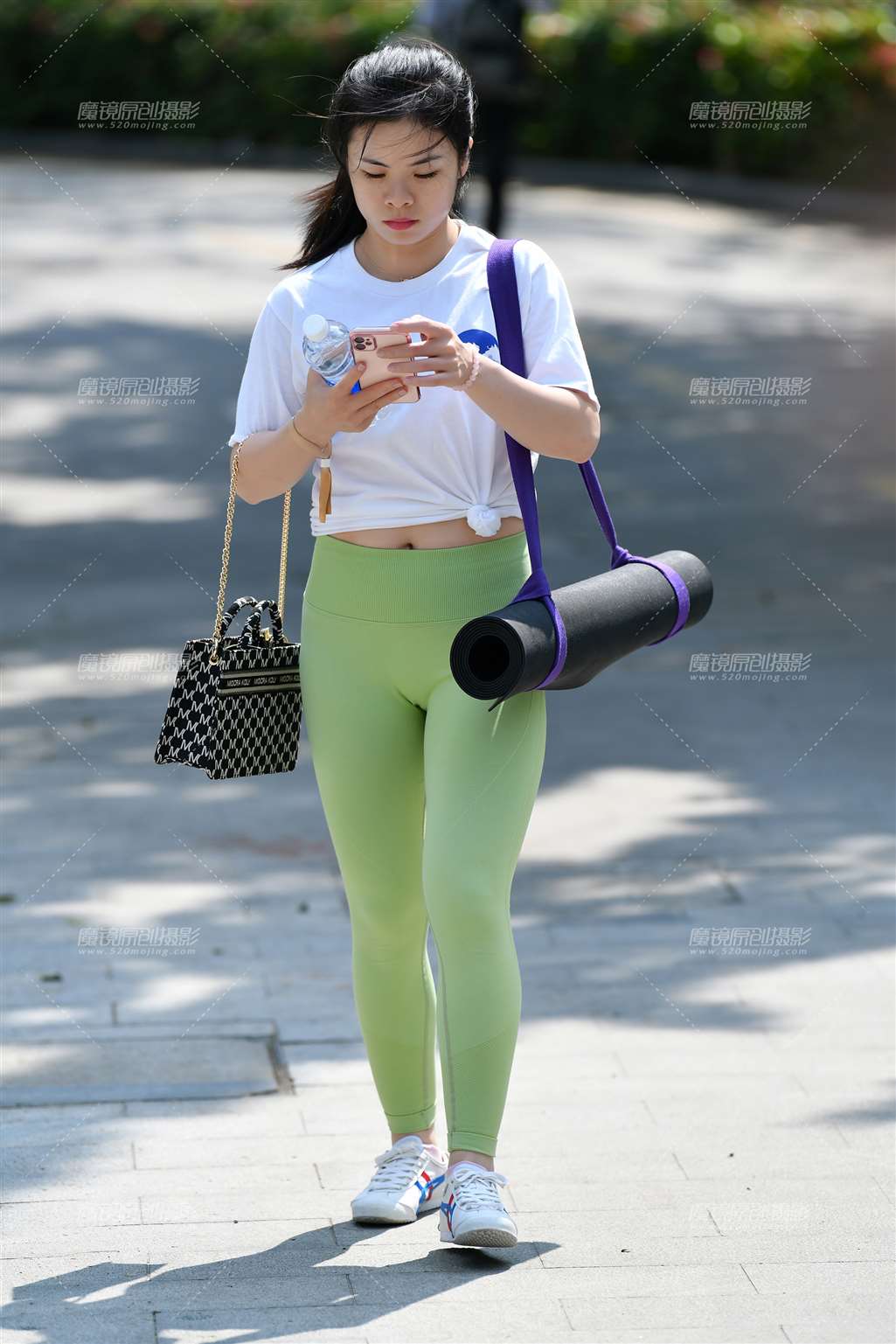 图片[4]-白体恤紧身裤美女-街拍流行馆