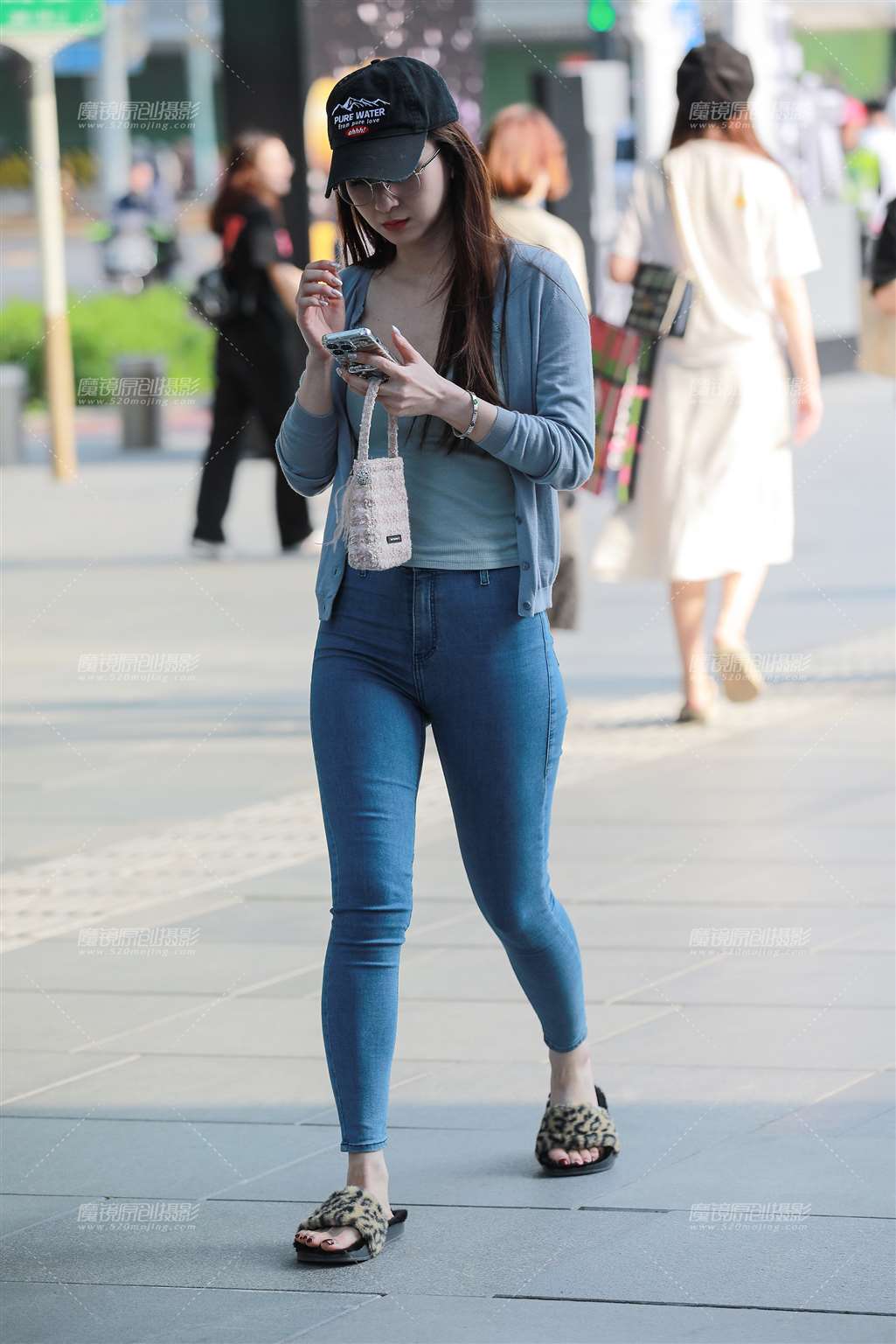 图片[5]-紧身蓝色牛仔裤美眉-街拍流行馆