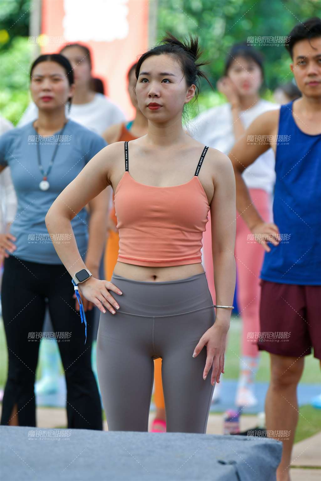 图片[1]-橙色吊带紧身裤美女-街拍流行馆