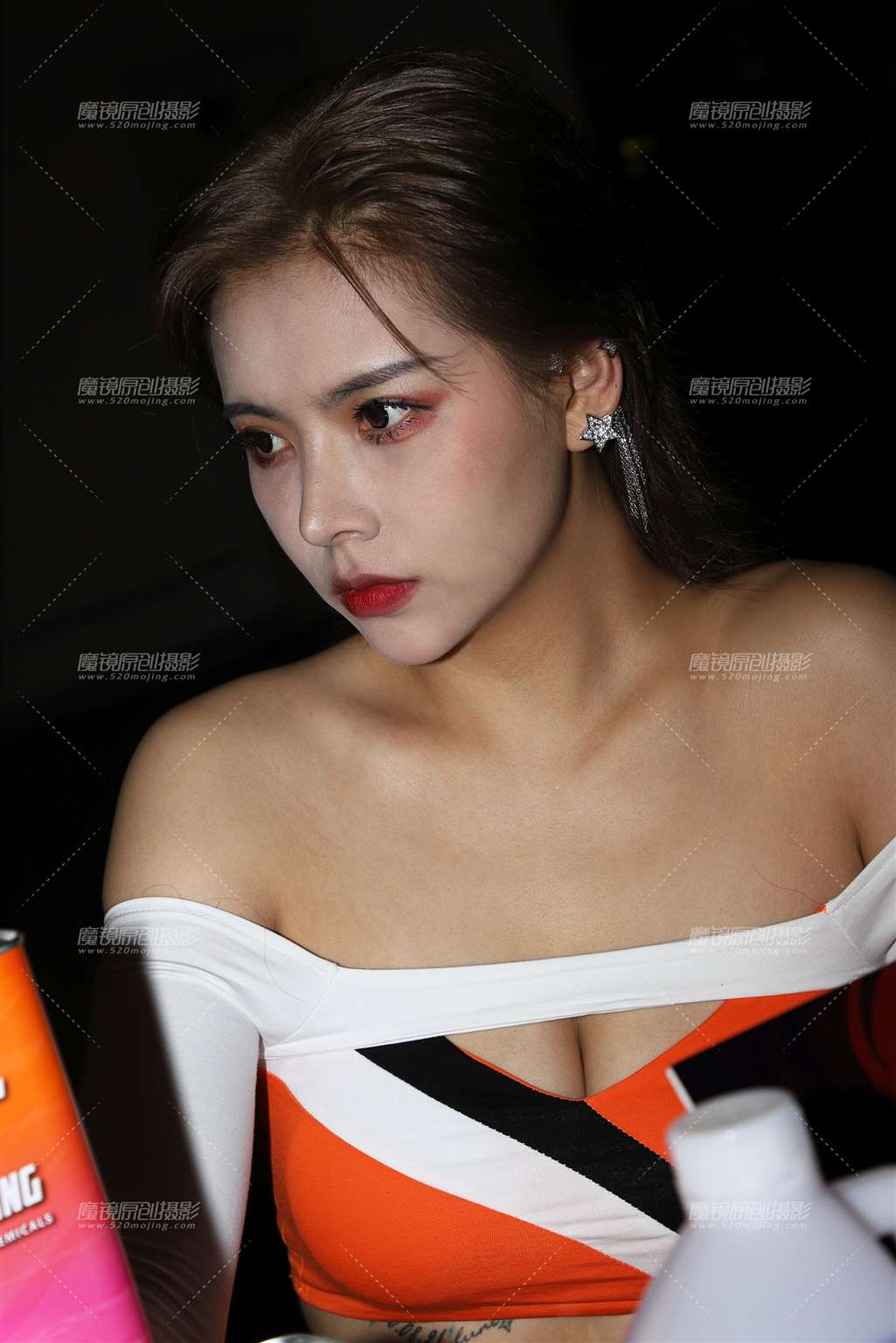 图片[1]-橘白色抹胸 短裙2-街拍流行馆