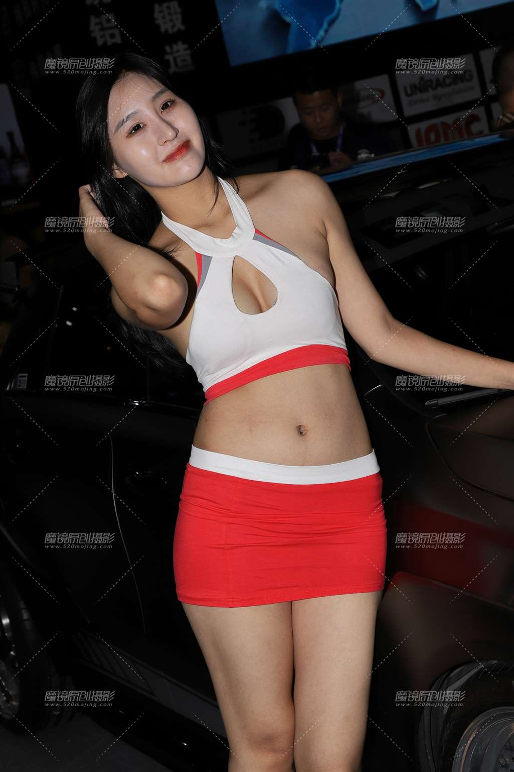 图片[1]-白色抹胸红色短裙制服-街拍流行馆