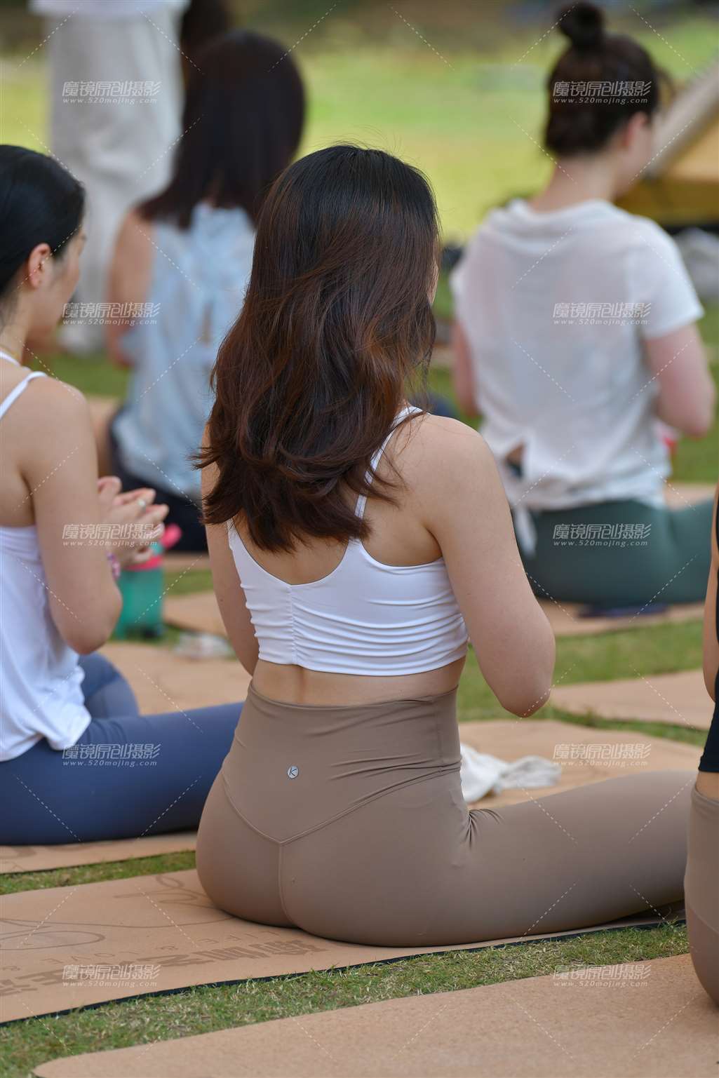 图片[3]-米色瑜伽裤美女-街拍流行馆