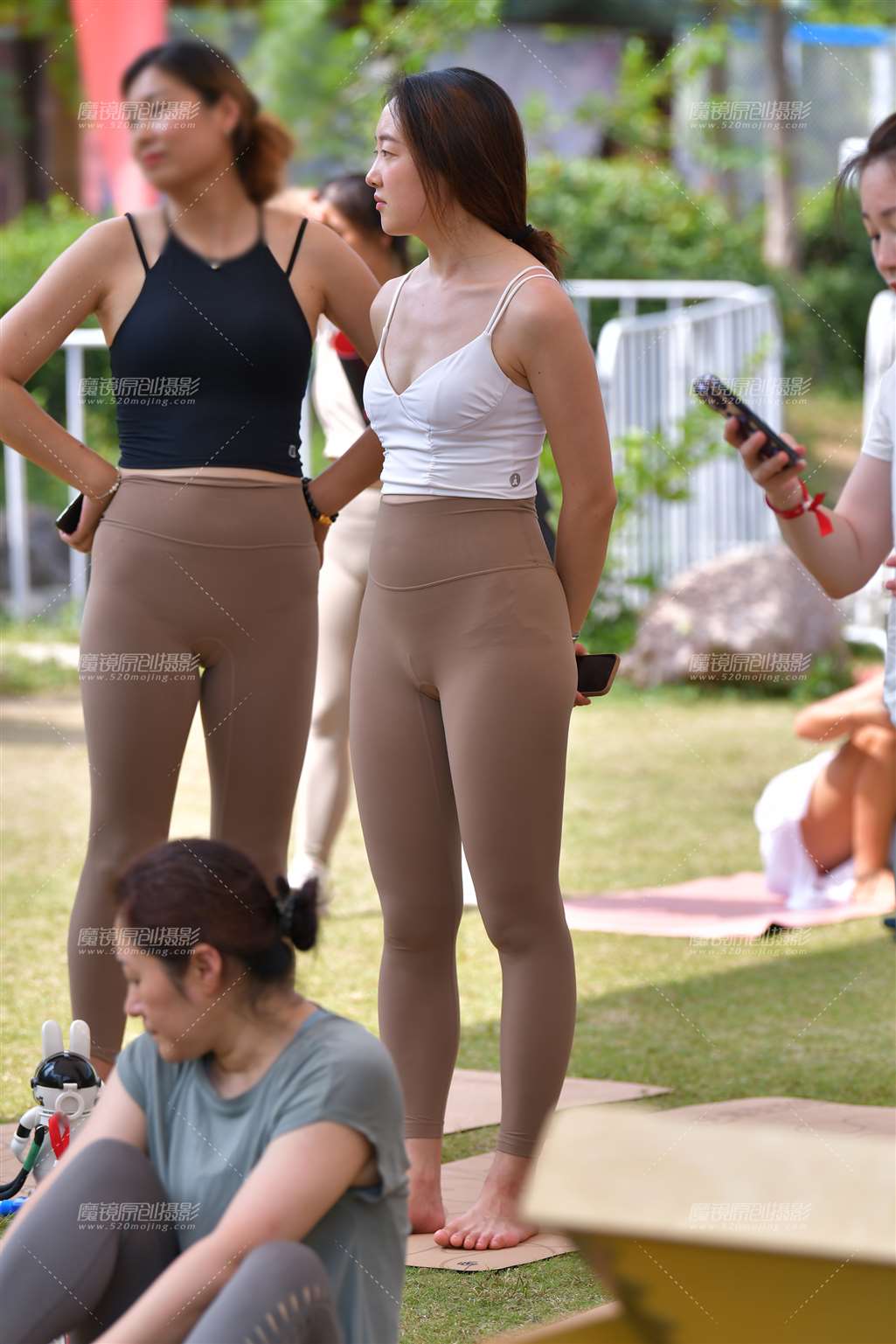 图片[5]-米色瑜伽裤美女-街拍流行馆
