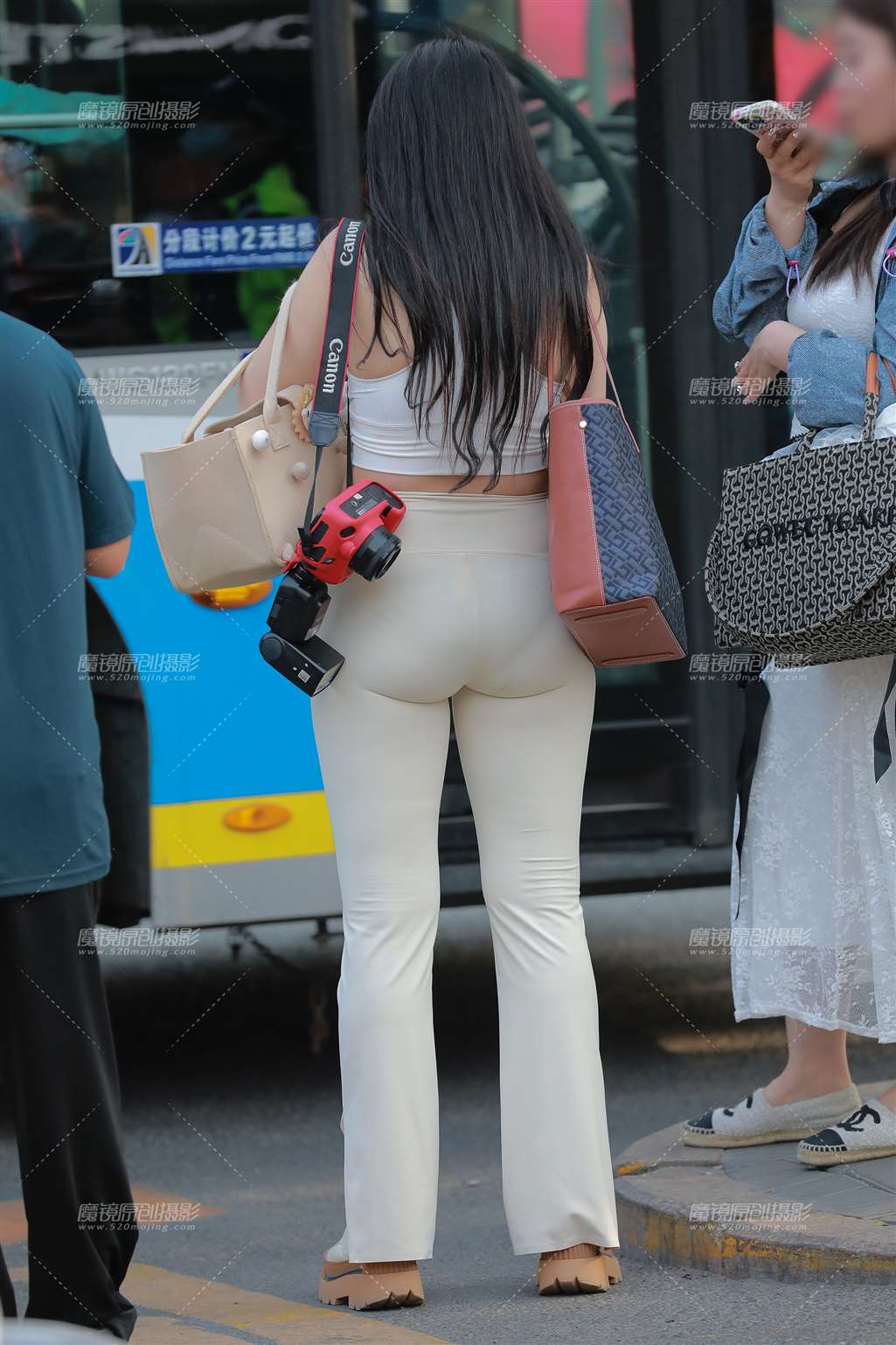 图片[2]-爱摄影的紧身裤美女-街拍流行馆