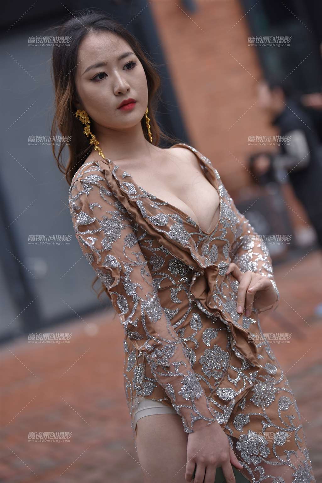 图片[1]-大开领大开叉-街拍流行馆