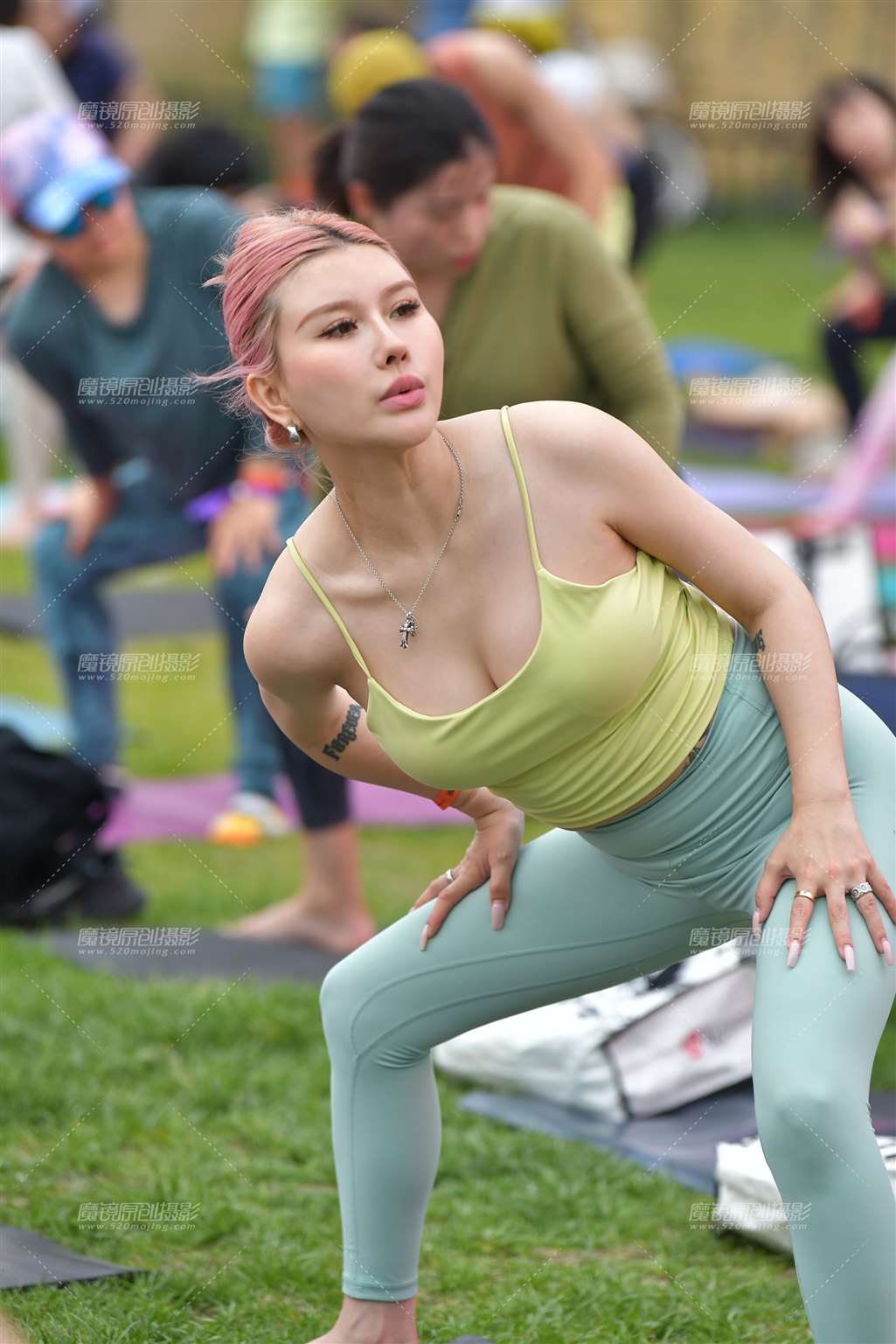 图片[1]-漂亮浅绿瑜伽裤美女-街拍流行馆